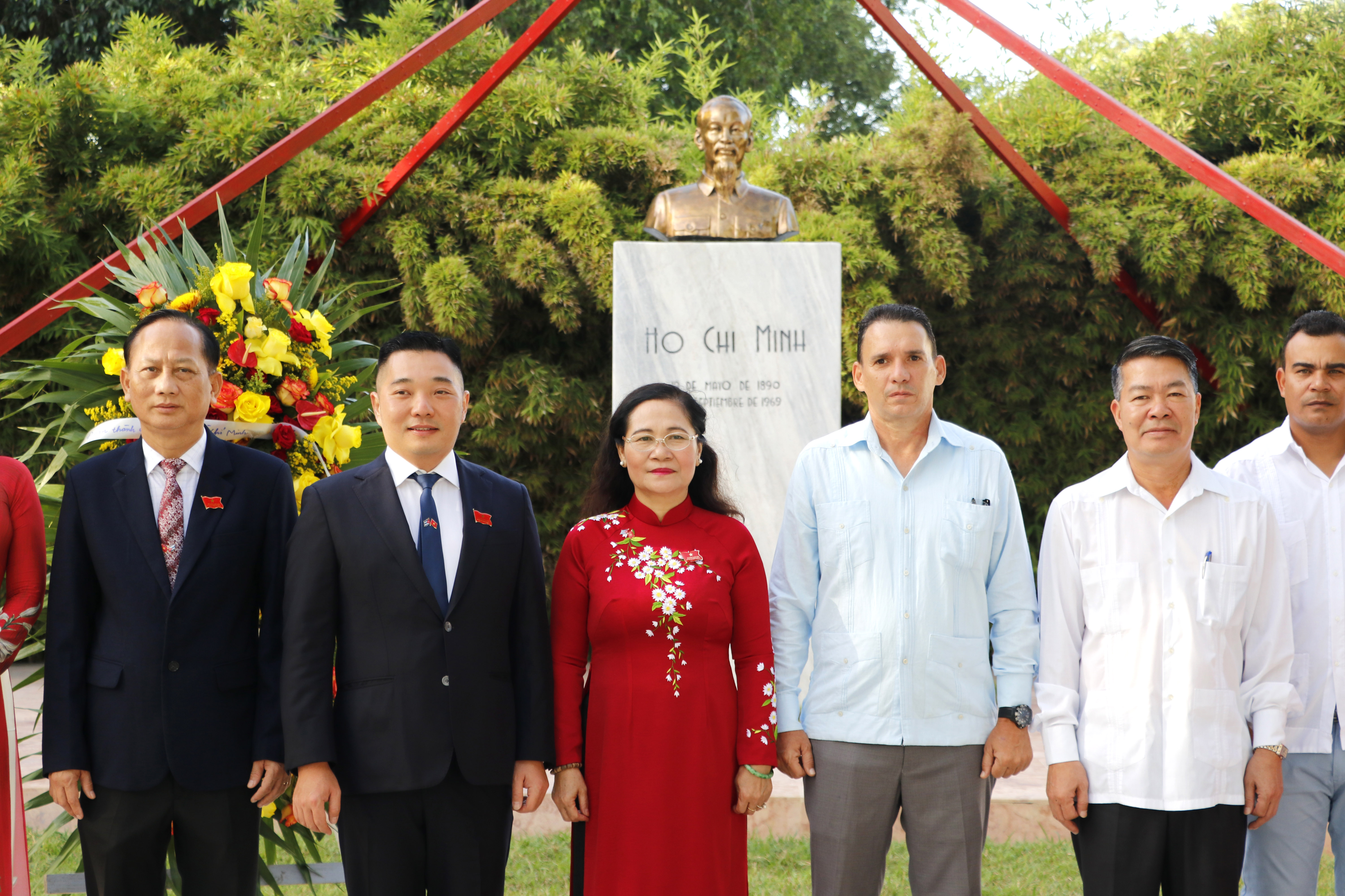 Chủ tịch HĐND TP. Hồ Chí Minh Nguyễn Thị Lệ cùng đoàn công tác bên Tượng đài Chủ tịch Hồ Chí Minh trong chuyến công tác tại Cuba (Ảnh: Ngô Bình).